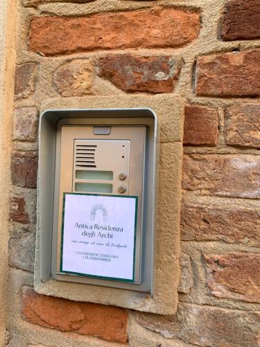 a stone wall with a pay phone on it at Antica Residenza degli Archi in Moncalvo