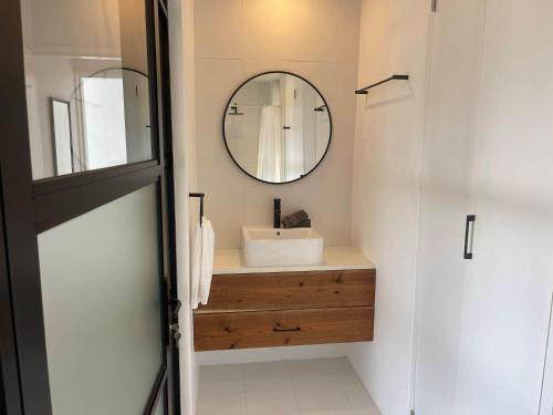 Ένα μπάνιο στο The Salty Whale - 3BD APT - Central Sea Views