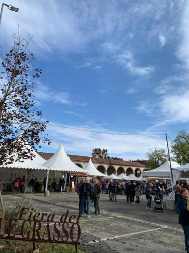 a crowd of people standing around white tents at Antica Residenza degli Archi in Moncalvo