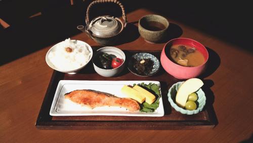 茅野市にあるGuesthouse HOALOHA 4 SEASONSの食卓