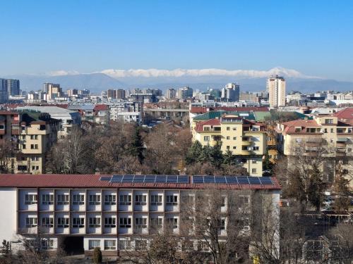 Blick auf eine Stadt mit Gebäuden und Bergen in der Unterkunft Remote Work - Skopje in Skopje