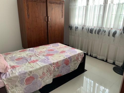 a bedroom with a bed with a flowered mattress at Casa Bianconera in Colombo
