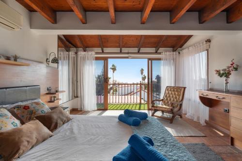 Un dormitorio con una cama con vista a un balcón. en Lola Sunset Place Heated Pool, en San Miguel de Abona