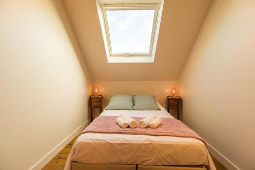 une chambre avec un lit avec deux serviettes dessus dans l'établissement Magnifique maison de campagne en Bretagne, à Saint-Brandan
