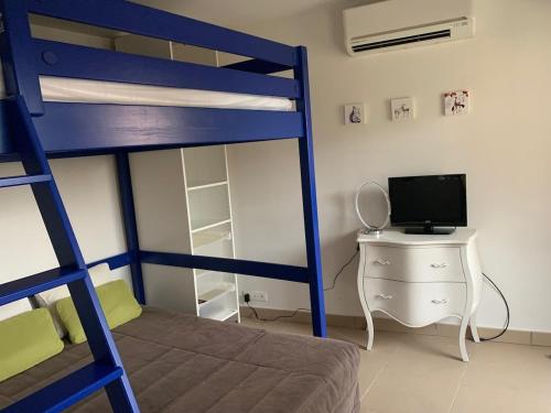 - une chambre avec des lits superposés et un bureau avec un ordinateur dans l'établissement House with your feet in the water, between forest and beach - AGAY, à Agay