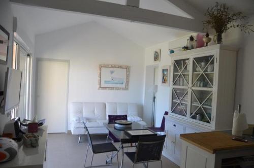 un salon avec un canapé blanc et une table dans l'établissement House with your feet in the water, between forest and beach - AGAY, à Agay