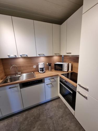 Kuchyň nebo kuchyňský kout v ubytování Fehmarn Ostseeferien Fewo Röwert 136