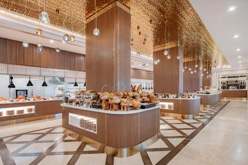 una panadería con un montón de comida en exhibición en Merit Park Hotel Casino & SPA, en Kyrenia