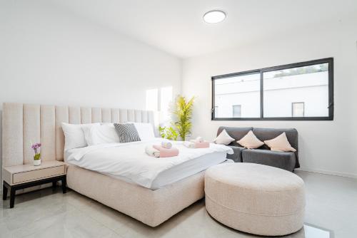 a bedroom with a bed with two pink stuffed animals on it at לגונה בלו ביץ-וילה מהממת עם בריכה פרטית וג'קוזי דקה מהים in H̱adera