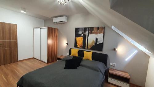 Postel nebo postele na pokoji v ubytování Delux Apartman Dombrád