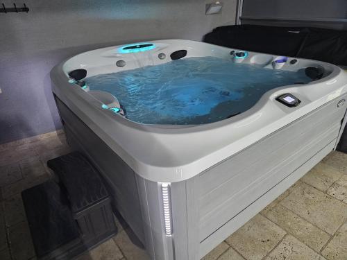 Fotografie z fotogalerie ubytování Superbe Villa Spacieuse Tout confort avec Piscine et Jacuzzi v destinaci Aškelon