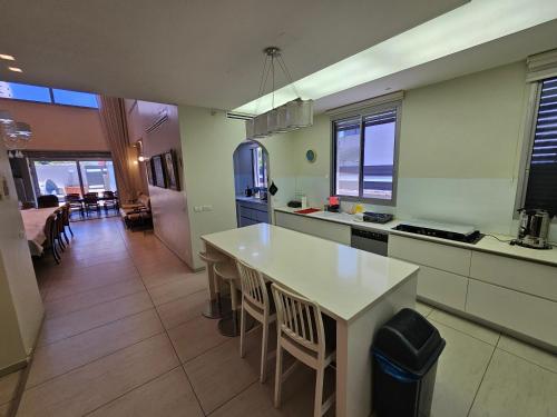Kuchyň nebo kuchyňský kout v ubytování Superbe Villa Spacieuse Tout confort avec Piscine et Jacuzzi