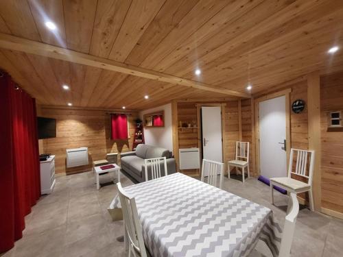 une chambre avec un lit et un canapé dans une pièce dans l'établissement Charmant appartement au calme avec wifi et cuisine équipée - FR-1-266-164, à Montgenèvre