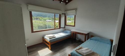 普埃洛湖Hostel La llegada的一间有床和窗户的小房间