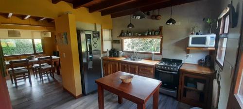 普埃洛湖Hostel La llegada的厨房配有炉灶和桌子。