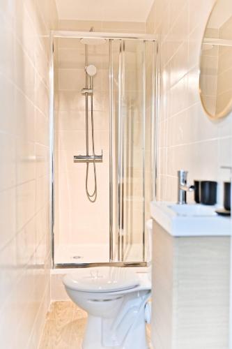 une salle de bain avec une douche, des toilettes et un lavabo dans l'établissement Petit studio paisible en région parisienne -II, à Asnières-sur-Seine