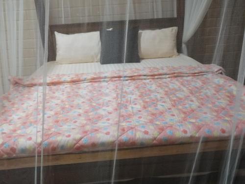 ein Schlafzimmer mit einem Himmelbett in der Unterkunft Green rooms in Weligama