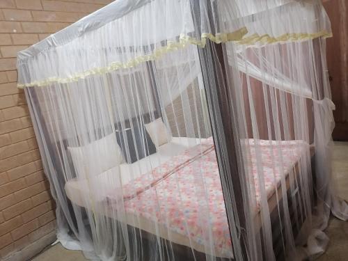 einem Käfig mit einem Bett in einem Zimmer in der Unterkunft Green rooms in Weligama