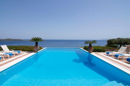 Exclusive 6 Br Villa with Infinity Pool and Sea Access