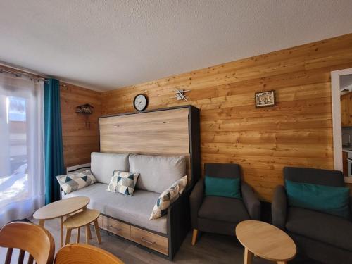 Cette chambre comprend un lit, un canapé et une table. dans l'établissement Charmant T3 avec jardin et garage, au cœur de Montgenèvre - FR-1-266-221, à Montgenèvre