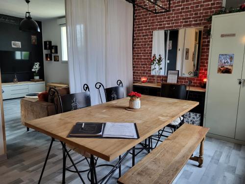 GÎTE PRIVATIF, MAISON DE VACANCES FAMILIALE 100m2 avec piscine, parking privé \"Un plaisir d'évasion\" gîte de France 3 épis