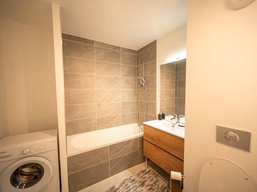 ein Badezimmer mit Waschbecken und Waschmaschine in der Unterkunft Moderne T4 à Valmorel, 7 pers., 3 ch., parking, casier à ski, linge inclus - FR-1-291-1020 in Valmorel