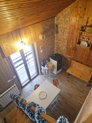 an overhead view of a living room with a table and a television at LORICAskiHOME in Lorica