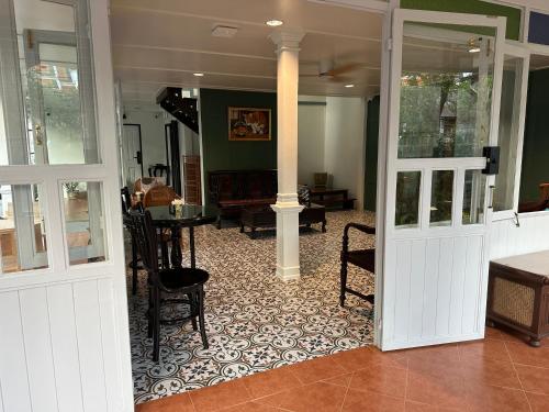 a living room with aoyer with a table and chairs at Baan Debtida in Bangkok