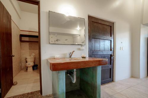 Ένα μπάνιο στο Casa Flores Zicatela