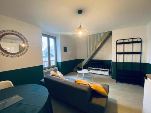 a living room with a couch and a table at Joli Duplex - centre ville - Verde in Angers