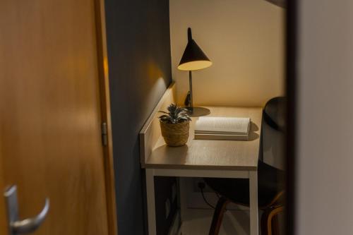 Ένα ή περισσότερα κρεβάτια σε δωμάτιο στο room Select Bilbao