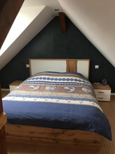 une chambre avec un lit dans un grenier dans l'établissement Chez Laurence et Cédric, à Meistratzheim