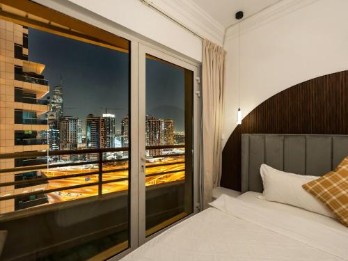 ドバイにあるLuxury High Floor Condo in Marina Rooftop Poolの街のスカイラインが見える寝室