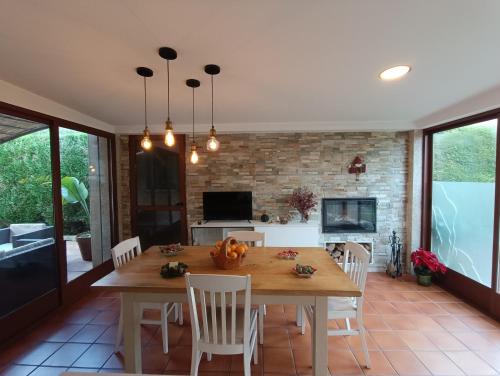una sala da pranzo con tavolo e sedie in legno di As Pagonas a Moaña