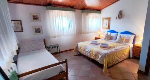 une chambre avec deux lits dans une pièce dans l'établissement Le Quattro Stagioni, à Massa e Cozzile