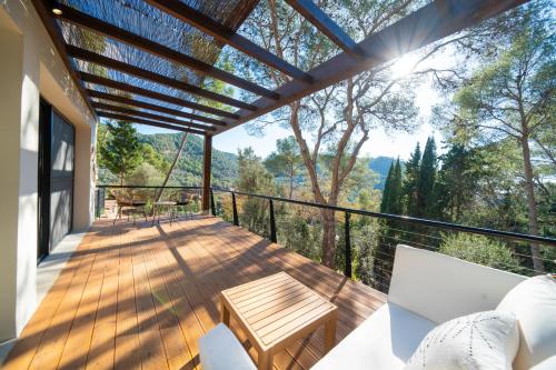 a balcony of a house with a table and chairs at Alojamiento Rural 1Respiro Parque Natural Serra Calderona in Serra