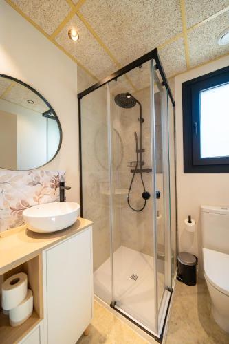 a bathroom with a shower and a sink at Alojamiento Rural 1Respiro Parque Natural Serra Calderona in Serra