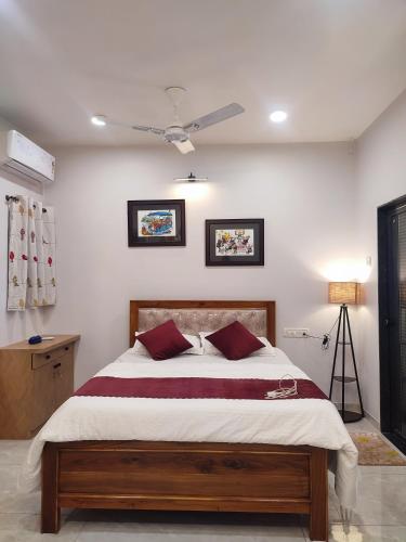 a bedroom with a bed and a ceiling fan at Cosy Vista in Canacona