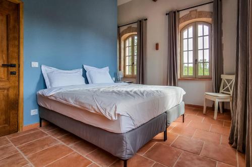 une chambre avec un grand lit dans une pièce dans l'établissement 83AVEN - Mas de LAven, à Lorgues