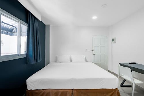 Postel nebo postele na pokoji v ubytování Terminal2 Hotel Phuket