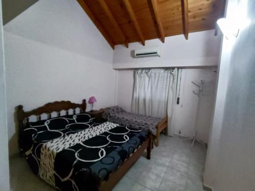 Un dormitorio con dos camas en una habitación. en Perik Termas, en Colón