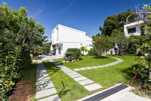 Un jardín fuera de House Jadranka