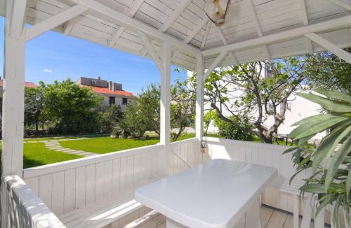 Un jardín fuera de House Jadranka