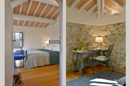 Giường trong phòng chung tại CASA LA PRATELLACCIA 6&2, Emma Villas