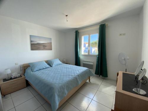 - une chambre avec un lit, une fenêtre et un lavabo dans l'établissement PLEIN SUD 2 VUE MER, à Narbonne-Plage