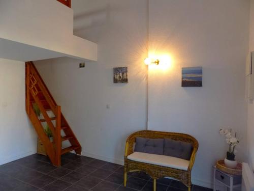 Habitación con silla y escalera en Saint Palais sur Mer - ADORABLE VILLA en résidence avec PISCINE COLLECTIVE, en Saint-Palais-sur-Mer