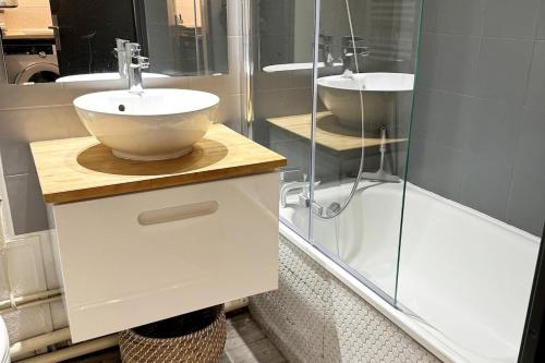 une salle de bain avec un lavabo et une douche en verre dans l'établissement Studio, terrasse, wifi, pkg, La Grande Motte, à La Grande Motte