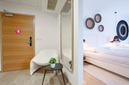 Ένα ή περισσότερα κρεβάτια σε δωμάτιο στο VacationClub - Diune Hotel Apartament 210