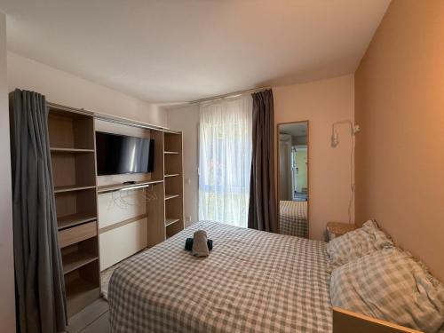Cette chambre dispose d'un lit, d'une télévision et d'un lit sidx sidx sidx. dans l'établissement Le clos d'Aix studio 113 parking et piscine gratuite, à Aix-en-Provence