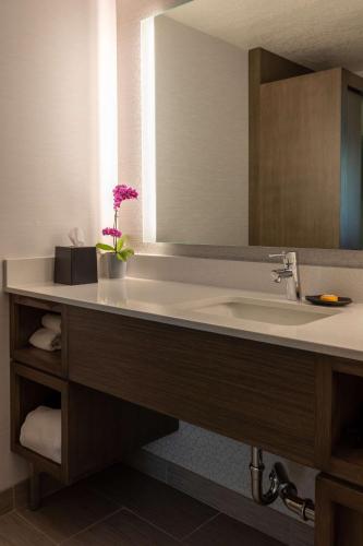 Bilik mandi di West Beach Inn, a Coast Hotel